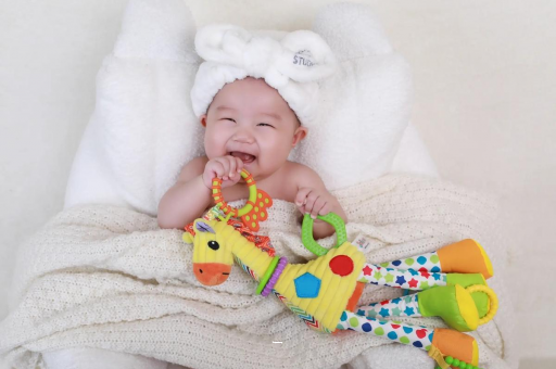 南阳三个月宝宝正确抱姿